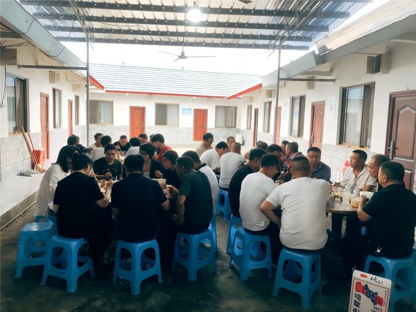 端午佳节慰问眉山工业园区污水完美(中国)厂项目驻地员工
