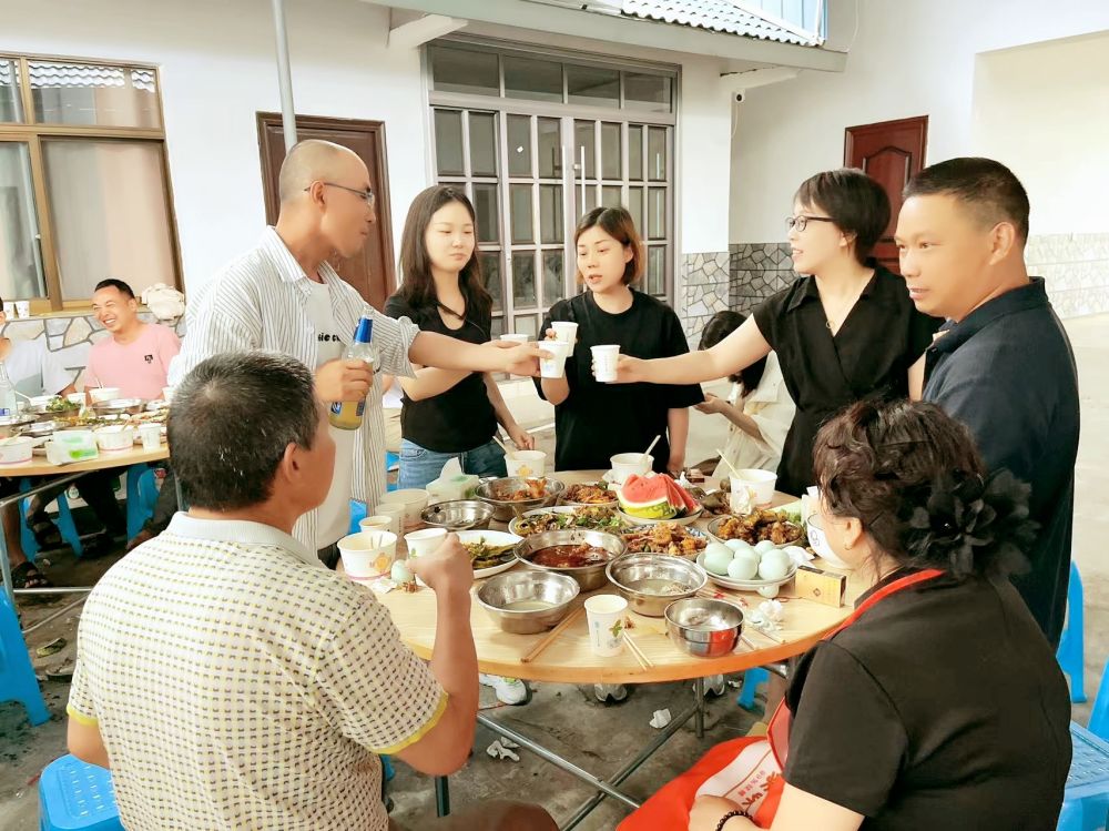 端午佳节即将来临之际 四川博水环保 主管团队 携节日礼品 ,向驻扎眉山工业园区污水完美(中国)厂项目驻地员工,送上深切的慰问和关怀 端午佳节即将来临之际 四川博水环保 主管团队 携节日礼品 ,向驻扎眉山工业园区污水完美(中国)厂项目驻地员工,送上深切的慰问和关怀